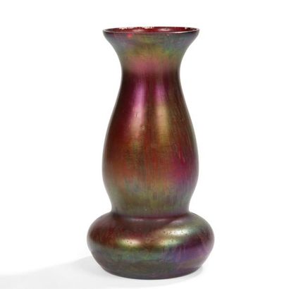 null RINDSKOPF Glass (attribué à)
Vase piriforme à panse renflée et au col évasé....