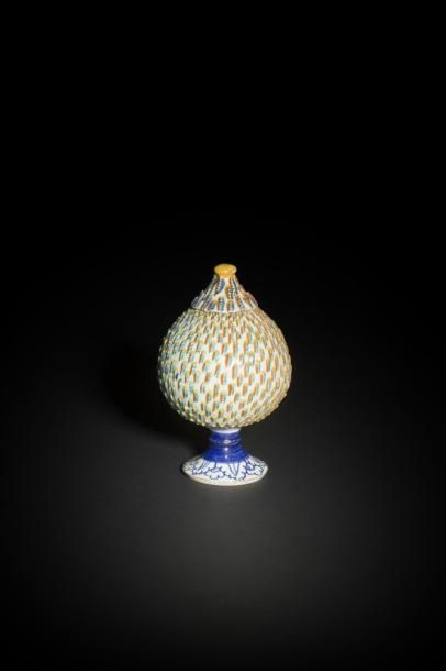null Deruta
Vase couvert en majolique en forme de pomme de pin reposant sur un piédouche,...