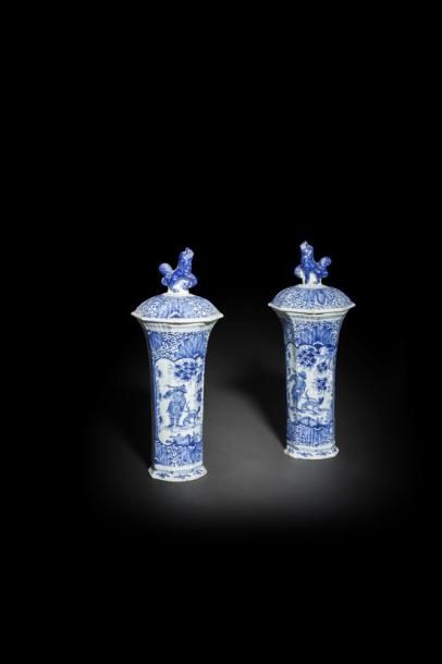 null Delft
Paire de vases de forme cornet couverts en faïence à décor en camaïeu...