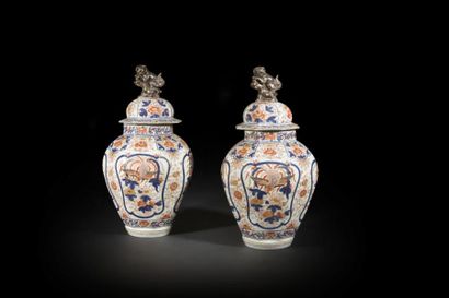 null Samson
Paire de vases couverts dans le style des porcelaines du Japon à décor...