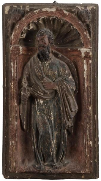 null Panneau en noyer sculpté, polychromé et doré représentant un Apôtre dans une...