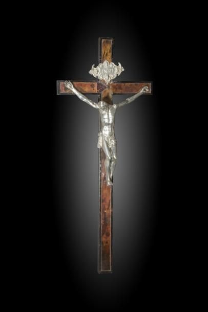 null Croix d’autel en bois et écaille de tortue sur laquelle repose un Christ en...