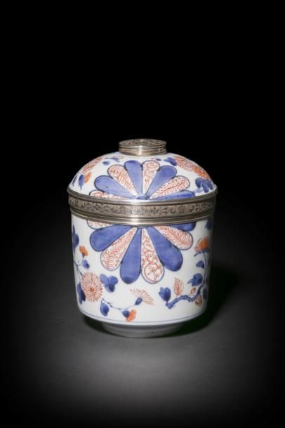 null Pot couvert monté argent en porcelaine polychrome Imari, ciselé sur le pourtour...