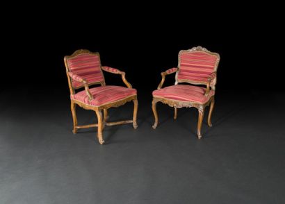 null Deux fauteuils en bois teinté de forme mouvementée, sculptés de feuillages et...