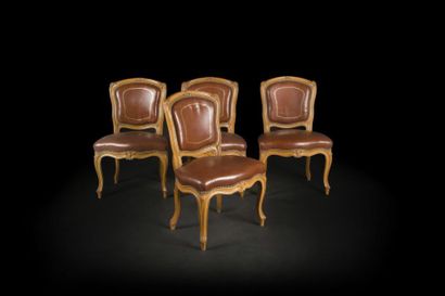 null Suite de quatre chaises en hêtre sculpté dans le goût de Jean-Baptiste Tilliard...