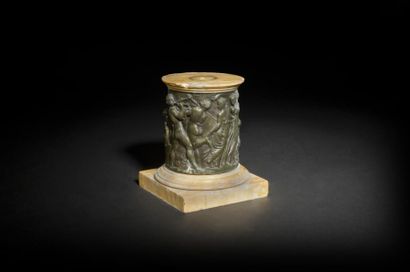 null Socle en bronze patiné et marbre jaune de Sienne, à décor d’une frise antique.
Première...