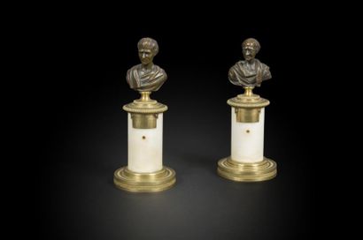 null Paire de petits bustes en bronze patiné représentant Voltaire et Jean-Jacques...