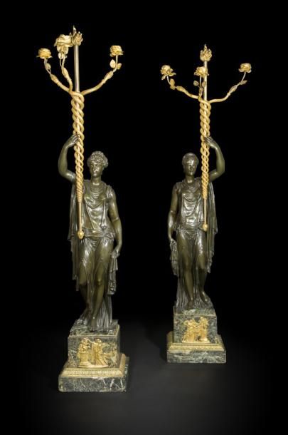 null Paire de grands candélabres en bronze patiné et doré, les figures féminines...