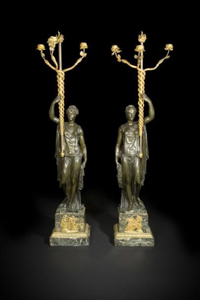 null Paire de grands candélabres en bronze patiné et doré, les figures féminines...
