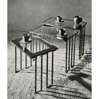 null Jean ROYÈRE (1902-1981)
Créneaux
Suite de trois tables gigognes.
Épreuves en...