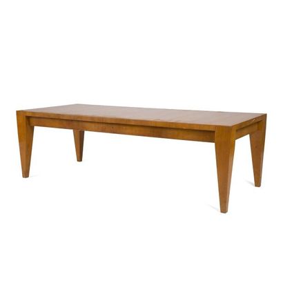 null Jean ROYÈRE (1902-1981)
Grande table basse rectangulaire en placage de sycomore.
Les...