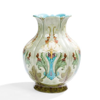 null Théodore DECK (1823-1891)
Iris baroque
Grand vase balustre côtelé sur talon...