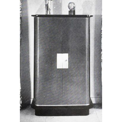 null Jacques ADNET (1900-1984)
Rare et élégant cabinet en bois laqué noir et parchemin...