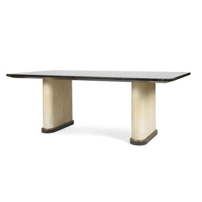 null Jacques ADNET (1900-1984)
Table de salle à manger rectangulaire aux angles arrondis.
Les...