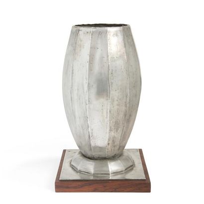 null Jean DESPRÉS (1889-1980)
Rare vase moderniste en dinanderie d'étain.
Le corps...