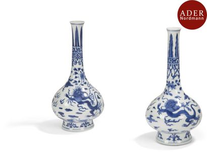 null CHINE - Époque KANGXI (1662 - 1722)
Deux vases pouvant former paire en porcelaine...