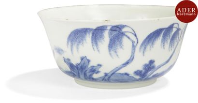null VIETNAM, Hue - XVIIIe siècle
Bol en porcelaine décorée en bleu sous couverte...