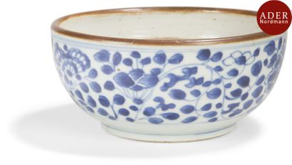 null VIETNAM - XVIIIe siècle
Bol en porcelaine décorée en bleu sous couverte de pivoines...