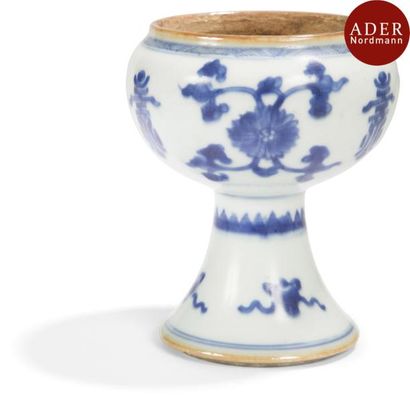 null CHINE - Époque KANGXI (1662 - 1722)
Bol sur piédouche en porcelaine décorée...