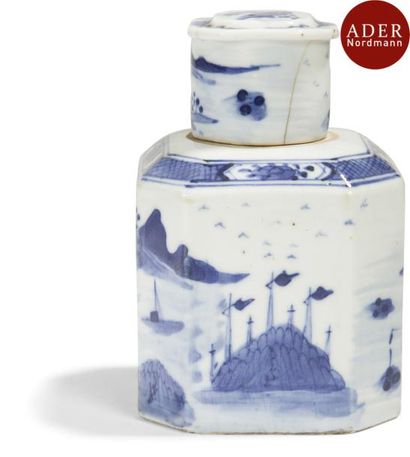 null VIETNAM, Hue - XVIIIe/XIXe siècle
Flacon de forme carrée en porcelaine décorée...