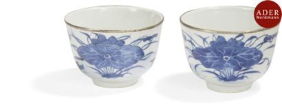 null VIETNAM, Hue - XIXe siècle
Deux sorbets en porcelaine décorée en bleu sous couverte...