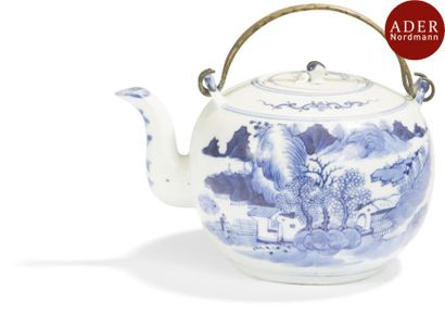 null VIETNAM - XIXe siècle
Théière en porcelaine décorée en bleu sous couverte de...