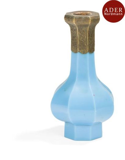 null CHINE - XIXe siècle
Vase de forme hexagonale en verre bleu turquoise. Au revers,...