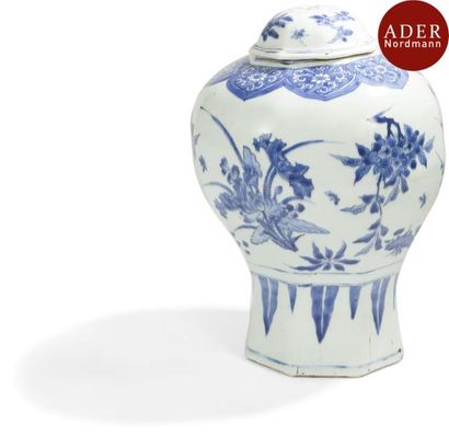 null CHINE - XVIIe siècle
Potiche couverte en porcelaine bleu blanc montée en lampe.
Hauteur...