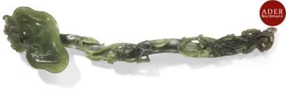 null CHINE - Début XXe siècle
Sceptre ruyi en serpentine verte en forme de branche...