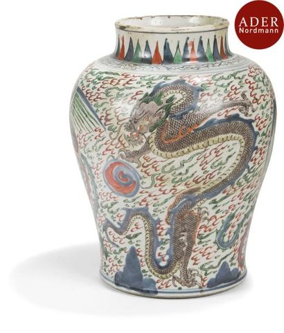 null CHINE - XVIIe siècle
Potiche en porcelaine à décor en émaux polychromes de phénix...