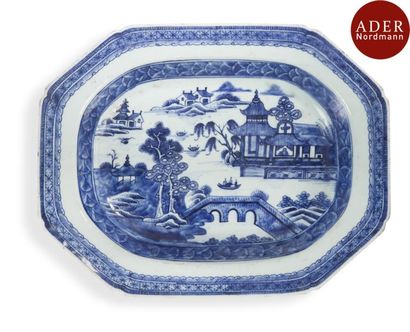 null CHINE - Fin Époque QIANLONG 
(1736 - 1795)
Soupière et son présentoir de forme...