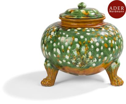 null CHINE - De style Tang
Pot couvert tripode en terre cuite émaillée vert et jaune...