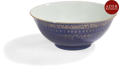 null CHINE - Époque JIAQING (1796 - 1820)
Bol en porcelaine émaillée bleu poudré...