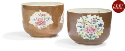 null CHINE - XVIIIe siècle
Deux pots en porcelaine émaillée capucin et décorée en...