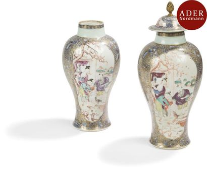 null CHINE, Canton - Début XIXe siècle
Paire de vases balustres en porcelaine décorée...