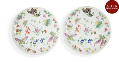null CHINE, Canton - XIXe siècle
Paire d’assiettes en porcelaine décorée en émaux...