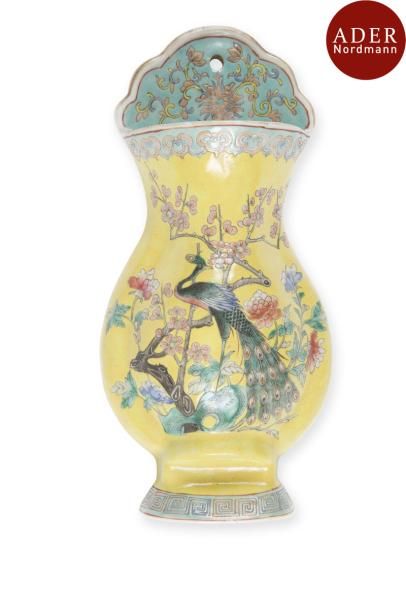 null CHINE, Canton - XIXe siècle
Paire de vases d’applique en porcelaine de forme...