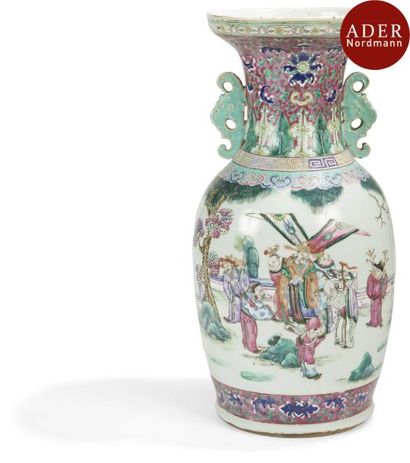 null CHINE, Canton - XIXe siècle
Vase de forme balustre à deux anses en porcelaine...