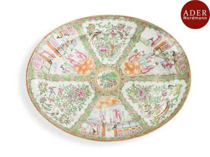 null CHINE, Canton - Fin XIXe siècle
Grand présentoir de forme ovale en porcelaine...