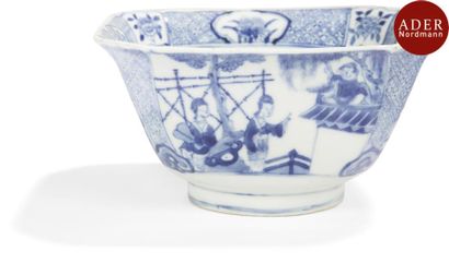 null CHINE - Début XIXe siècle
Bol de forme carrée en porcelaine décorée en bleu...
