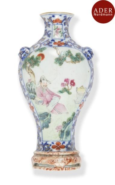 null CHINE - Début XIXe siècle
Vase applique en porcelaine émaillée polychrome à...