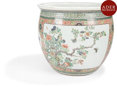 null CHINE - XIXe siècle
Vasque à poissons en porcelaine décorée en émaux polychromes...