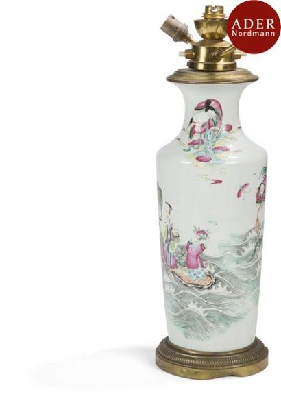 null CHINE - XIXe siècle
Vase de forme cylindrique à col rétréci en porcelaine décorée...