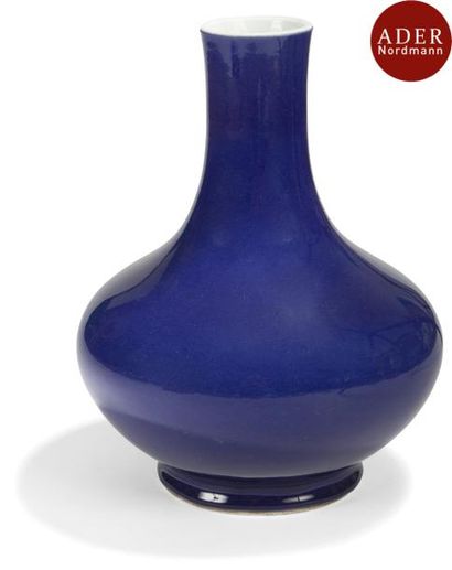 null CHINE - XIXe siècle
Vase à panse basse en porcelaine émaillée bleue. Au revers...