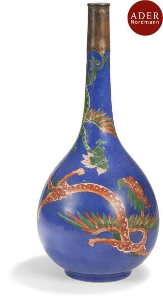 null CHINE - XIXe siècle
Vase bouteille en porcelaine émaillée en rouge de fer et...