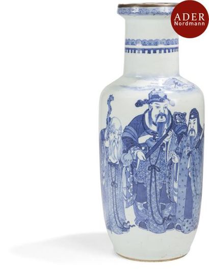 null CHINE - XIXe siècle
Vase rouleau en porcelaine à décor émaillé en bleu sous...