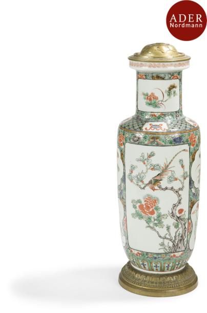 null CHINE - XIXe siècle 
Vase de forme cylindrique en porcelaine dans le style de...