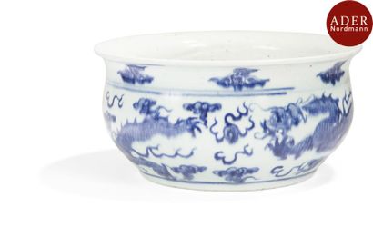 null CHINE - XIXe siècle
Vasque à bord évasé en porcelaine décorée en bleu sous couverte...