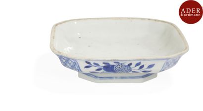 null CHINE - XIXe siècle
Coupelle de forme carrée en porcelaine décorée en bleu sous...