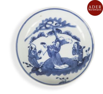 null CHINE - XIXe siècle
Coupe en porcelaine décorée en bleu sous couverte de lettrés...